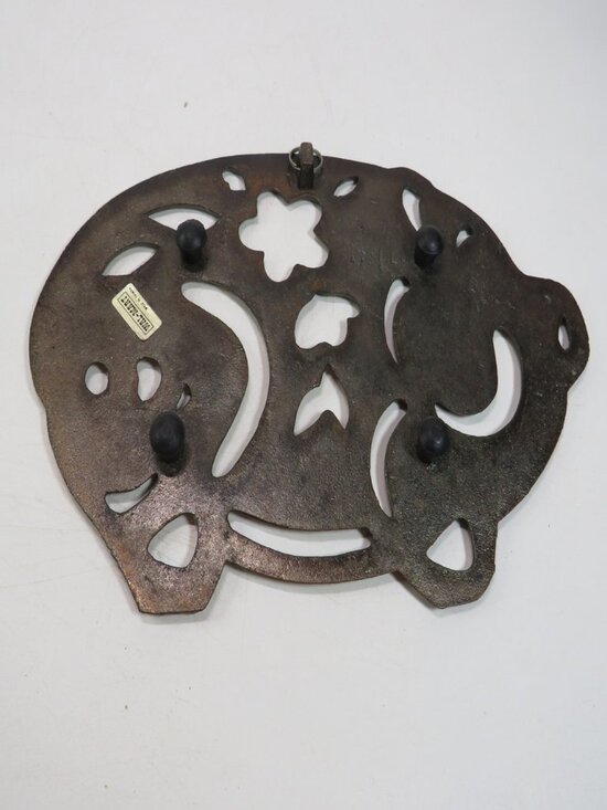 vintage cast iron light copper pig trivet - Picture 2 of 9
